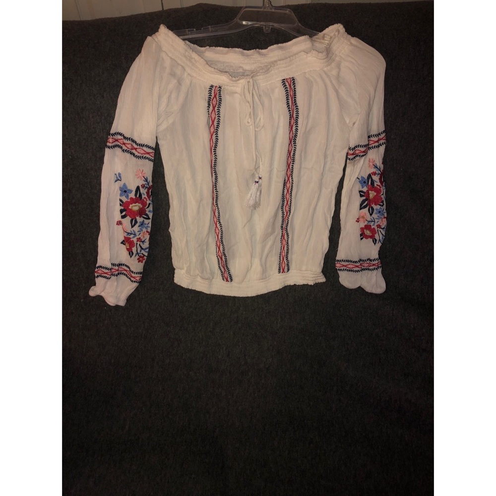 White off the shoulders long sleeves top